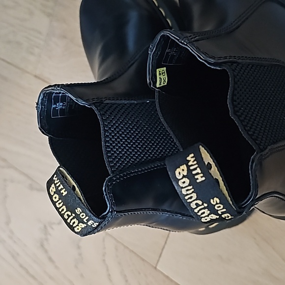 Dr Martens Smooth Leather Chelsea Boots - Picture 8 of 9